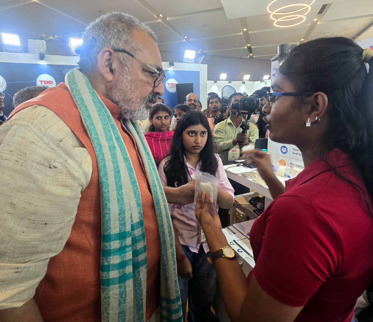girirajsinghbjp's tweet photo. युवाओं की नई सोच, नवाचार और कुछ नया करने का उत्साह हमेशा प्रेरित करता है। भारत टेक्स 2026 में ऐसे अनेक युवा प्रतिभाओं से मिलकर, उनके विचारों और कार्यों को देखकर बहुत कुछ सीखने और समझने का अवसर मिला। यही ऊर्जा भारत के वस्त्र क्षेत्र के उज्ज्वल भविष्य की आधारशिला है।

#BharatTex2026 #YouthPower