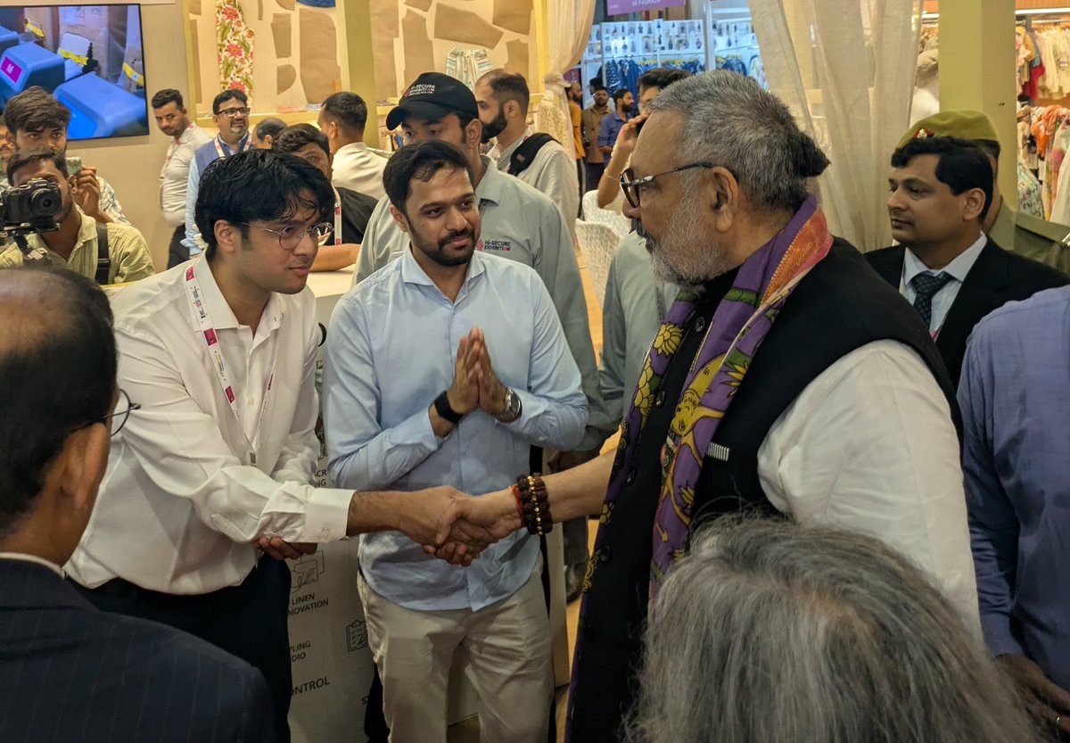 girirajsinghbjp's tweet photo. युवाओं की नई सोच, नवाचार और कुछ नया करने का उत्साह हमेशा प्रेरित करता है। भारत टेक्स 2026 में ऐसे अनेक युवा प्रतिभाओं से मिलकर, उनके विचारों और कार्यों को देखकर बहुत कुछ सीखने और समझने का अवसर मिला। यही ऊर्जा भारत के वस्त्र क्षेत्र के उज्ज्वल भविष्य की आधारशिला है।

#BharatTex2026 #YouthPower