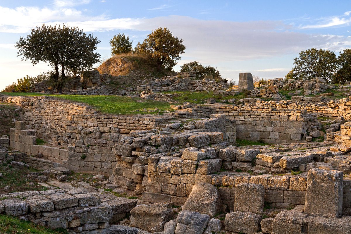 archaeologymag's tweet photo. In the Iliad and Odyssey, the Trojan War feels real, with the highest of stakes. But did it actually happen? Manfred Korfmann, the archaeologist who renewed excavations at Troy and made eye-opening discoveries, tackled the question—and shared his photos.

https://t.co/QJ8glqORjh https://t.co/6EXOfXQh92
