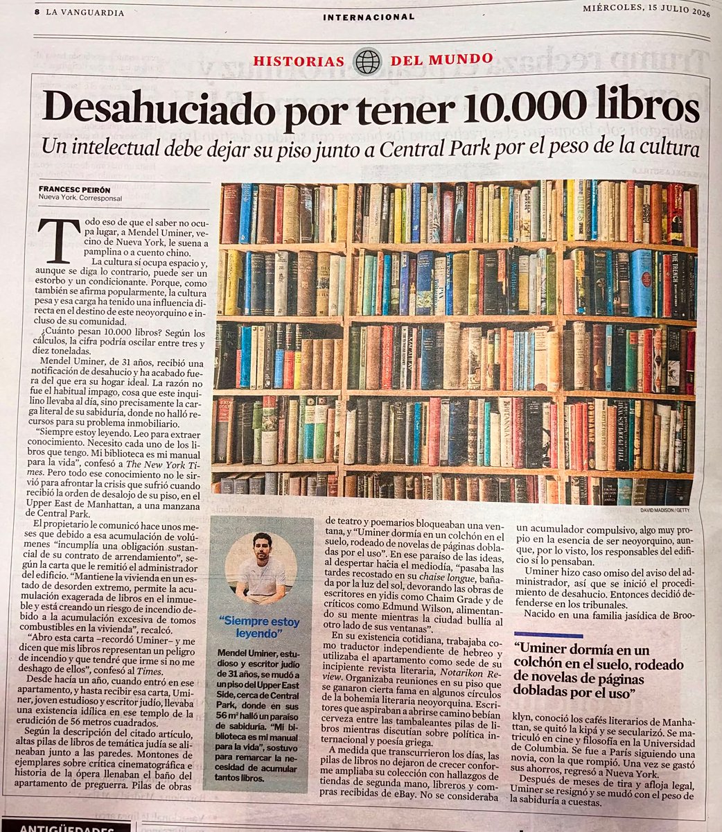 Bibliomaniatico's tweet photo. Desahuciado por tener 10.000 libros. https://t.co/wms5uBiC4J