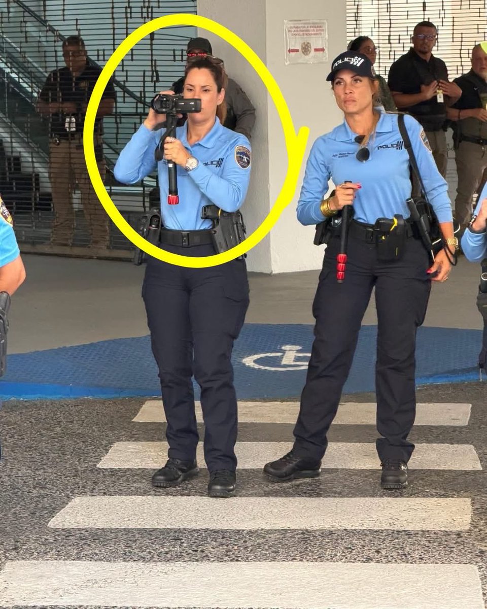 Bonita_Radio's tweet photo. Son policías. Te graban mientras ejerces tu derecho constitucional a la libertad de expresión. Tu derecho a la protesta. Denuncia @AIPuertoRico Esto es CARPETEO. 
#pnp #represión #gobierno #puertorico https://t.co/5AShinLBcV