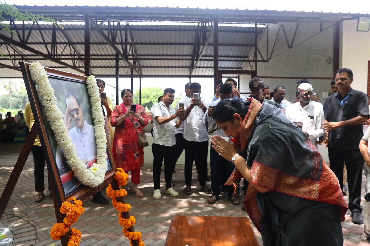 SunetraA_Pawar's tweet photo. जगद्गुरू संत तुकाराम महाराज पालखी सोहळ्यातील वारकऱ्यांसाठी दरवर्षीप्रमाणे आज स्नेहभोजनाचं आयोजन करण्यात आलं.

'माऊली'चा गजर करत विठ्ठलनामात तल्लीन झालेल्या वारकऱ्यांना प्रेमानं भोजन वाढत त्यांच्या सेवेत सहभागी होण्याचं भाग्य लाभलं. वारकरी संप्रदायाने जपलेली सेवा, समता, प्रेम आणि भक्तीची परंपरा हीच महाराष्ट्राची खरी ओळख आहे. या पवित्र भावनेतून आयोजित करण्यात आलेल्या स्नेहभोजनात मोठ्या संख्येनं वारकरी सहभागी झाले.

📍काटेवाडी, बारामती