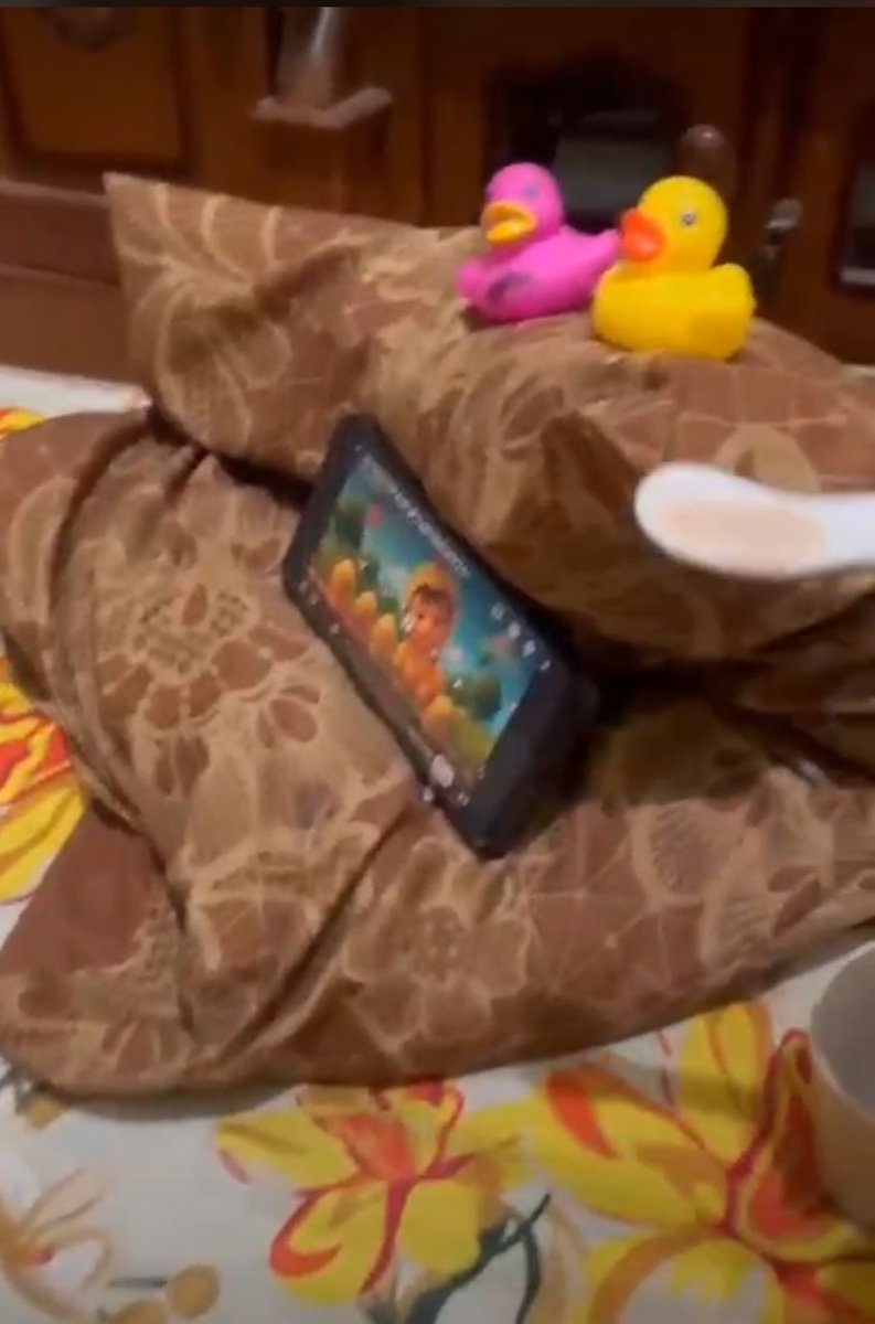 lovelyta6's tweet photo. padahal bayinya masih 6 bulanan (awal mpasi) tapi malah di ajak makan sambil screen time alias nonton hp di youtube. duh gusti capek bgt deh :((( https://t.co/kG3wn43KKW