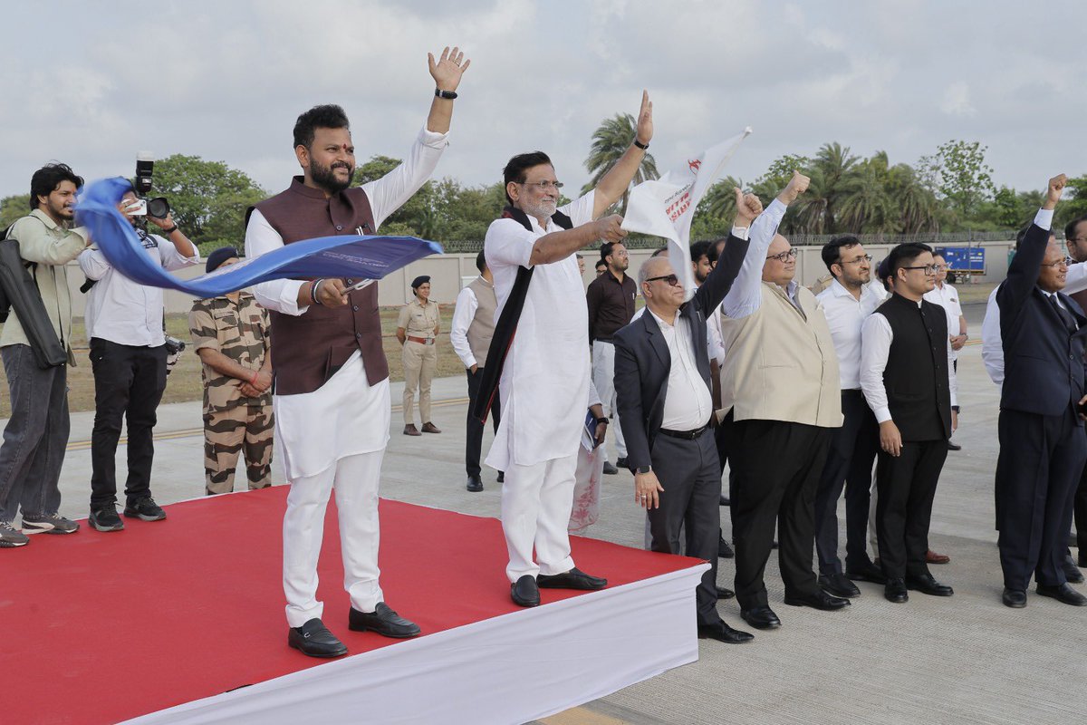 prafulkpatel's tweet photo. आज दमन एवं समूचे संघ प्रदेश के विकास की दिशा में एक ऐतिहासिक अध्याय जुड़ गया। माननीय केंद्रीय नागरिक उड्डयन मंत्री श्री राममोहन नायडू किंजरापु जी ने आज नमो एयरपोर्ट से दमन–नई दिल्ली के लिए पहली वाणिज्यिक उड़ान को हरी झंडी दिखाकर शुभारंभ किया। यह नई हवाई सेवा दादरा एवं नगर हवेली तथा दमन एवं दीव में पर्यटन, व्यापार, निवेश और रोजगार के नए अवसरों को गति प्रदान करेगी तथा संघ प्रदेश को देश के प्रमुख महानगरों से सशक्त रूप से जोड़ेगी।शीघ्र ही मुंबई–दमन के बीच नियमित हवाई सेवा भी प्रारंभ होने जा रही है, जिससे क्षेत्र के समग्र विकास और आर्थिक प्रगति को नई ऊर्जा मिलेगी।@narendramodi