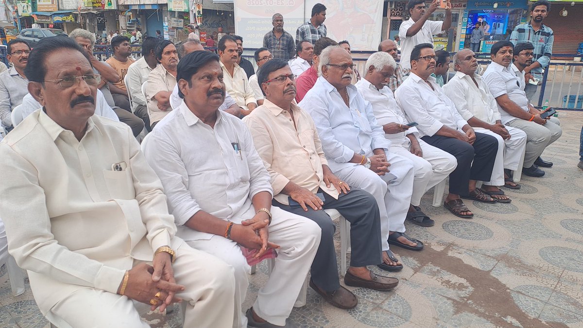 NallaPavan_BJP's tweet photo. ఈరోజు అమలాపురం గడియార స్తంభం వద్ద కాపు రిజర్వేషన్ పోరాట సమితి వ్యవస్థాపక అధ్యక్షులు నాన్న గారు నల్లా విష్ణు మూర్తి గారి ఆధ్వర్యంలో  కాపు ఉద్యమ నేత , మాజీ మంత్రి ముద్రగడ పద్మనాభం గారికి నివాళులర్పించిన సందర్భంలో https://t.co/JZKx2jTQNJ
