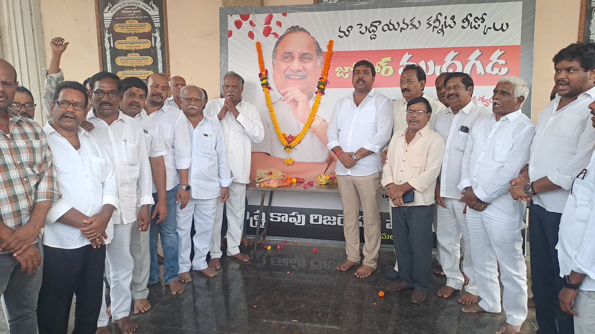NallaPavan_BJP's tweet photo. ఈరోజు అమలాపురం గడియార స్తంభం వద్ద కాపు రిజర్వేషన్ పోరాట సమితి వ్యవస్థాపక అధ్యక్షులు నాన్న గారు నల్లా విష్ణు మూర్తి గారి ఆధ్వర్యంలో  కాపు ఉద్యమ నేత , మాజీ మంత్రి ముద్రగడ పద్మనాభం గారికి నివాళులర్పించిన సందర్భంలో https://t.co/JZKx2jTQNJ