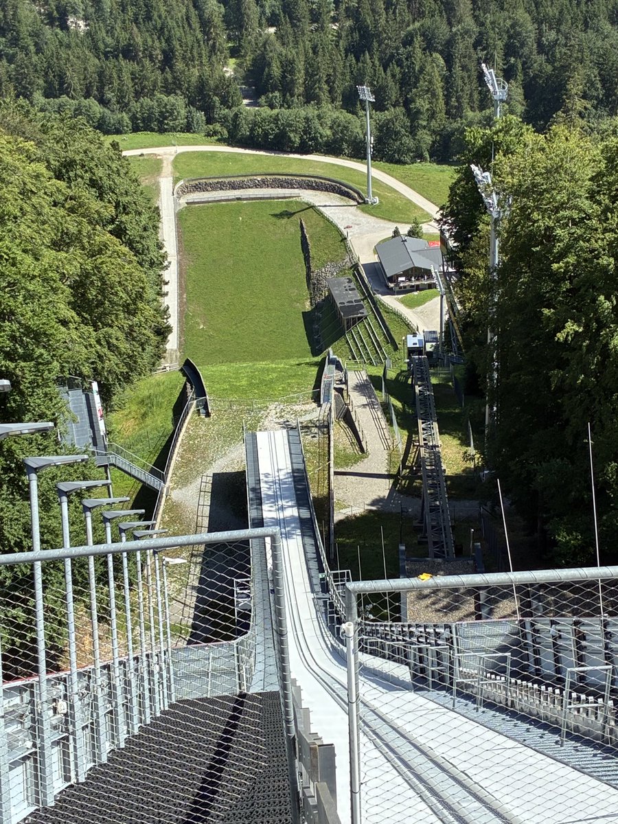Hallo_Rollo's tweet photo. #hallohallo
Leider hatte ich die Skier nicht mit🤡Aber witzig: Eine Famile aus der Stadt des ‚ Krans von Schifferstadt sagte „Hallo Rolf Fuhrmann, wir haben sie immer gerne gehört“. Und das nach einem Jahrzehnt ❣️ https://t.co/I3SkYlajGb