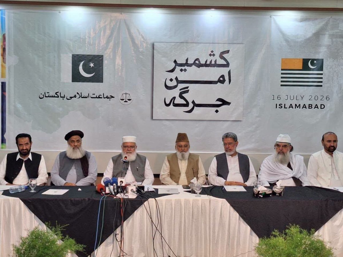 JIPOfficial's tweet photo. اسلام آباد-  نائب امیر جماعت اسلامی پاکستان لیاقت بلوچ آزاد کشمیر کی صورتحال پر غور کے لیے منعقدہ  کشمیر امن جرگہ کے بعد میڈیا سے گفتگو کر رہے ہیں۔ امیر جماعت اسلامی پاکستان حافظ نعیم الرحمٰن کی ہدایت پر تشکیل پانے والے امن جرگہ کے مقررین اور اہم شرکاء میں نائب امیر جماعت اسلامی پاکستان میاں محمد اسلم، سابق امراء جماعت اسلامی آزاد کشمیر عبدالرشید ترابی، ڈاکٹر خالد محمود، سیکرٹری جنرل جماعت اسلامی آزاد کشمیر راجہ جہانگیر خان، سیکرٹری اطلاعات جماعت اسلامی پاکستان شکیل احمد ترابی، صدر ملی یکجہتی کونسل آزاد کشمیر علامہ امتیاز احمد صدیقی، حریت رہنما جاوید مقبول بٹ، بریگیڈیئر (ر) الطاف، سابق بیوروکریٹ محمد سلیم بسمل، اوورسیز کشمیری رہنما سردار ذوالفقار روشن، تنویر احمد خان، پیر ڈاکٹر سلطان العارفین اور تاجر رہنما مسعود رضا نے شرکت و خطاب کیا۔ اجلاس کے اختتام پر مشترکہ اعلامیہ بھی جاری کیا گیا۔

 کشمیر امن جرگہ نے حکومت اور جوائنٹ عوامی ایکشن کمیٹی کے درمیان طے شدہ معاملات پر فوری عملدرآمد، آزاد کشمیر کی موجودہ صورتحال کے جائزے کے لیے غیرجانبدار قومی فیکٹ فائنڈنگ مشن کے قیام اور 27 جولائی کو آزاد کشمیر میں ہونے والے انتخابات کو آزاد، منصفانہ اور شفاف بنانے کا مطالبہ کیا ہے۔ جرگہ نے جوائنٹ عوامی ایکشن کمیٹی کی جانب سے لانگ مارچ ملتوی کرنے کے فیصلے کا خیرمقدم کیا اور اداروں اور ایکشن کمیٹی میں مذاکرات کی اطلاعات پر بھی اطمینان کااظہار کیا۔ شرکاء جرگہ نے حکومت پر زور دیا کہ موجودہ بحران کا حل طاقت کے استعمال کے بجائے مذاکرات، سیاسی تدبر اور عوامی اعتماد کی بحالی میں مضمر ہے۔

لیاقت بلوچ نے اپنی پریس کانفرنس میں  واضح کیا کہ آزاد کشمیر کی موجودہ صورتحال کو مقبوضہ کشمیر کے حالات سے تشبیہ دینا درست نہیں۔ مقبوضہ کشمیر گزشتہ 79 برس سے بھارتی ناجائز قبضے، ظلم، جبر اور انسانی حقوق کی سنگین پامالیوں کا شکار ہے، جبکہ آزاد کشمیر میں مسائل کے حل کے لیے جمہوری اور سیاسی راستہ موجود ہے۔
لیاقت بلوچ نے مزید کہا کہ آزاد اور مقبوضہ کشمیر کی قیادت کے درمیان روابط بڑھنے چاہیے۔ اگر مقبوضہ کشمیر کے رہنما فاروق عبداللہ آزاد کشمیر آنا چاہتے ہیں تو انہیں اجازت ملنی چاہیے، تاہم بھارت اس سے قبل مقبوضہ کشمیر کی گرفتار کشمیری قیادت کو رہا کرے تاکہ وہ بھی ان کے ساتھ آ سکے۔
#AzadKashmir #Kashmir
