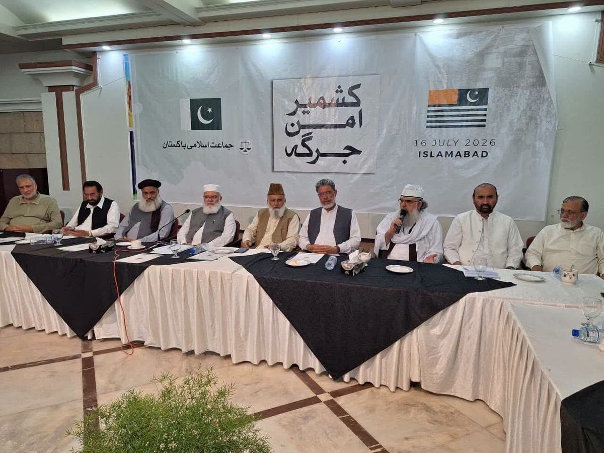 JIPOfficial's tweet photo. اسلام آباد-  نائب امیر جماعت اسلامی پاکستان لیاقت بلوچ آزاد کشمیر کی صورتحال پر غور کے لیے منعقدہ  کشمیر امن جرگہ کے بعد میڈیا سے گفتگو کر رہے ہیں۔ امیر جماعت اسلامی پاکستان حافظ نعیم الرحمٰن کی ہدایت پر تشکیل پانے والے امن جرگہ کے مقررین اور اہم شرکاء میں نائب امیر جماعت اسلامی پاکستان میاں محمد اسلم، سابق امراء جماعت اسلامی آزاد کشمیر عبدالرشید ترابی، ڈاکٹر خالد محمود، سیکرٹری جنرل جماعت اسلامی آزاد کشمیر راجہ جہانگیر خان، سیکرٹری اطلاعات جماعت اسلامی پاکستان شکیل احمد ترابی، صدر ملی یکجہتی کونسل آزاد کشمیر علامہ امتیاز احمد صدیقی، حریت رہنما جاوید مقبول بٹ، بریگیڈیئر (ر) الطاف، سابق بیوروکریٹ محمد سلیم بسمل، اوورسیز کشمیری رہنما سردار ذوالفقار روشن، تنویر احمد خان، پیر ڈاکٹر سلطان العارفین اور تاجر رہنما مسعود رضا نے شرکت و خطاب کیا۔ اجلاس کے اختتام پر مشترکہ اعلامیہ بھی جاری کیا گیا۔

 کشمیر امن جرگہ نے حکومت اور جوائنٹ عوامی ایکشن کمیٹی کے درمیان طے شدہ معاملات پر فوری عملدرآمد، آزاد کشمیر کی موجودہ صورتحال کے جائزے کے لیے غیرجانبدار قومی فیکٹ فائنڈنگ مشن کے قیام اور 27 جولائی کو آزاد کشمیر میں ہونے والے انتخابات کو آزاد، منصفانہ اور شفاف بنانے کا مطالبہ کیا ہے۔ جرگہ نے جوائنٹ عوامی ایکشن کمیٹی کی جانب سے لانگ مارچ ملتوی کرنے کے فیصلے کا خیرمقدم کیا اور اداروں اور ایکشن کمیٹی میں مذاکرات کی اطلاعات پر بھی اطمینان کااظہار کیا۔ شرکاء جرگہ نے حکومت پر زور دیا کہ موجودہ بحران کا حل طاقت کے استعمال کے بجائے مذاکرات، سیاسی تدبر اور عوامی اعتماد کی بحالی میں مضمر ہے۔

لیاقت بلوچ نے اپنی پریس کانفرنس میں  واضح کیا کہ آزاد کشمیر کی موجودہ صورتحال کو مقبوضہ کشمیر کے حالات سے تشبیہ دینا درست نہیں۔ مقبوضہ کشمیر گزشتہ 79 برس سے بھارتی ناجائز قبضے، ظلم، جبر اور انسانی حقوق کی سنگین پامالیوں کا شکار ہے، جبکہ آزاد کشمیر میں مسائل کے حل کے لیے جمہوری اور سیاسی راستہ موجود ہے۔
لیاقت بلوچ نے مزید کہا کہ آزاد اور مقبوضہ کشمیر کی قیادت کے درمیان روابط بڑھنے چاہیے۔ اگر مقبوضہ کشمیر کے رہنما فاروق عبداللہ آزاد کشمیر آنا چاہتے ہیں تو انہیں اجازت ملنی چاہیے، تاہم بھارت اس سے قبل مقبوضہ کشمیر کی گرفتار کشمیری قیادت کو رہا کرے تاکہ وہ بھی ان کے ساتھ آ سکے۔
#AzadKashmir #Kashmir