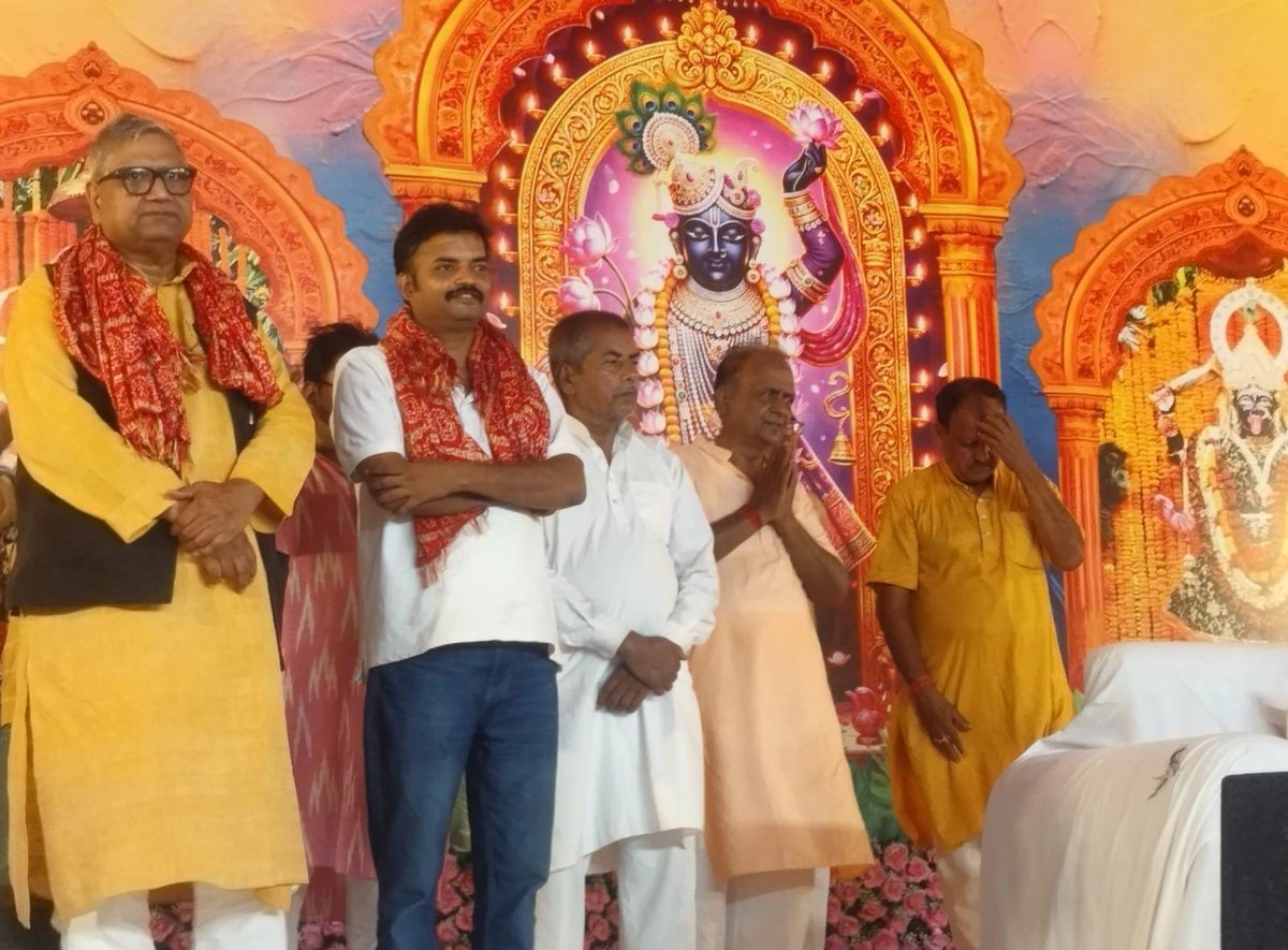 DrAjayINC's tweet photo. आज जमालपुर नगरपालिका में आयोजित श्रीमद्भागवत कथा का श्रवण किया एवं आयोजक मंडल द्वारा आशिर्वाद स्वरुप कथा वाचक से चादर ग्रहण कराया गया। https://t.co/huaQ6qIOaY