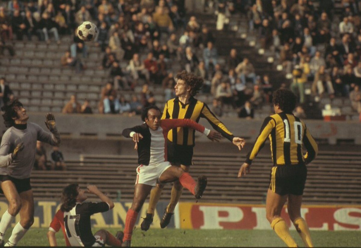 FTrucce18's tweet photo. Hace 48 años, Fernando Morena le convirtió 7 goles a Huracán Buceo, apropiándose así del récord de más goles en un mismo partido por Campeonato Uruguayo. En esa campaña, Morena anotó 36 goles, siendo la marca máxima de goleo en una misma temporada

El goleador de toda la historia https://t.co/s1SlEIXqXj