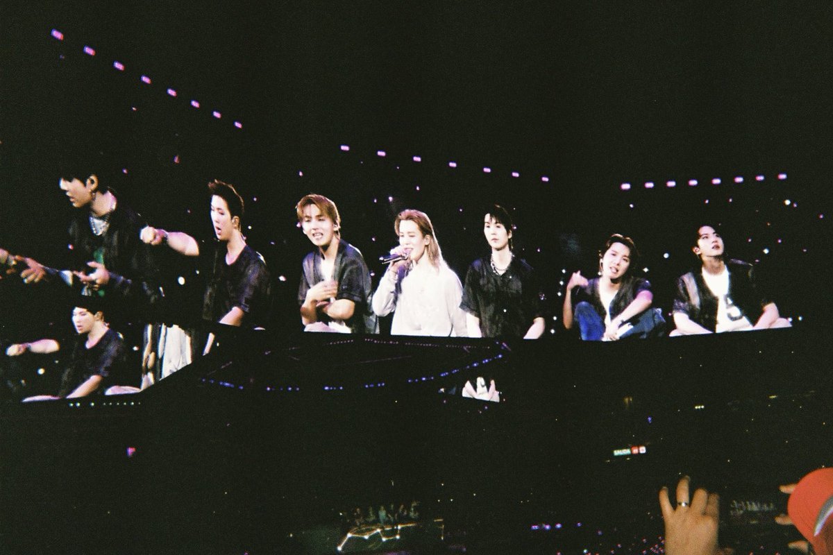 charmsofhope's tweet photo. arirang tour madrid a través de mi cámara desechable <3 https://t.co/oGave8eUDQ
