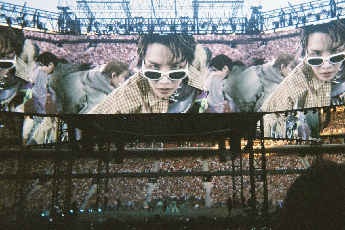 charmsofhope's tweet photo. arirang tour madrid a través de mi cámara desechable <3 https://t.co/oGave8eUDQ