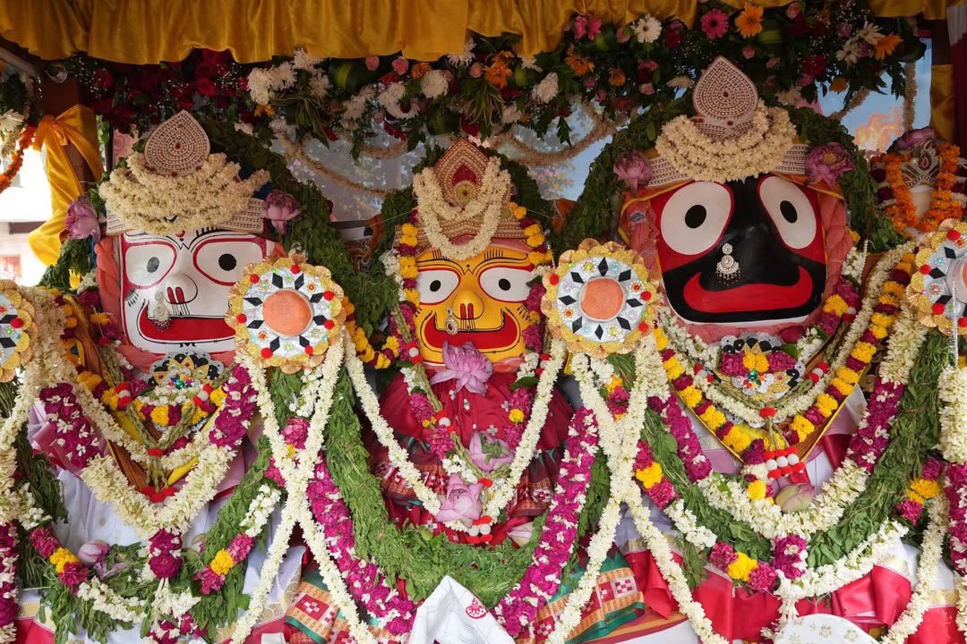kjsehrawat's tweet photo. जय जगन्नाथ 🙏🚩

आज द्वारका में इस्कॉन मंदिर द्वारा आयोजित महाप्रभु श्री जगन्नाथ जी की पावन रथ यात्रा में सम्मिलित होकर प्रभु श्री जगन्नाथ जी के दिव्य दर्शन एवं आशीर्वाद प्राप्त करने का सौभाग्य मिला।

इस पावन अवसर पर समस्त क्षेत्रवासियों के सुख, समृद्धि, उत्तम स्वास्थ्य एवं खुशहाली की मंगलकामना की। 

प्रभु श्री जगन्नाथ जी की कृपा सभी के जीवन में सुख, शांति, समृद्धि और धर्म का प्रकाश बनाए रखे।