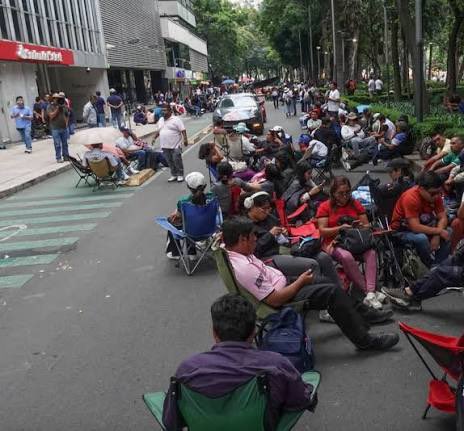 Chescan4's tweet photo. Otra vez los pinches zánganos de la CNTE con sus movilizaciones pedorras, piden 90 días de aguinaldo, un bono extraordinario de 40 días para jubilados y no se que tantas madres. Me pregunto ¿qué les hará pensar que merecen más que cualquier persona? Chinguen a su madre. https://t.co/MqNyzOQoiI