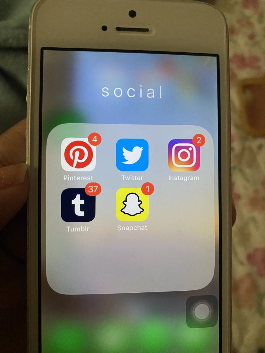 petalread's tweet photo. fui ligar meu celular antigo e o falecido estava lá https://t.co/vY0BqhoG8F