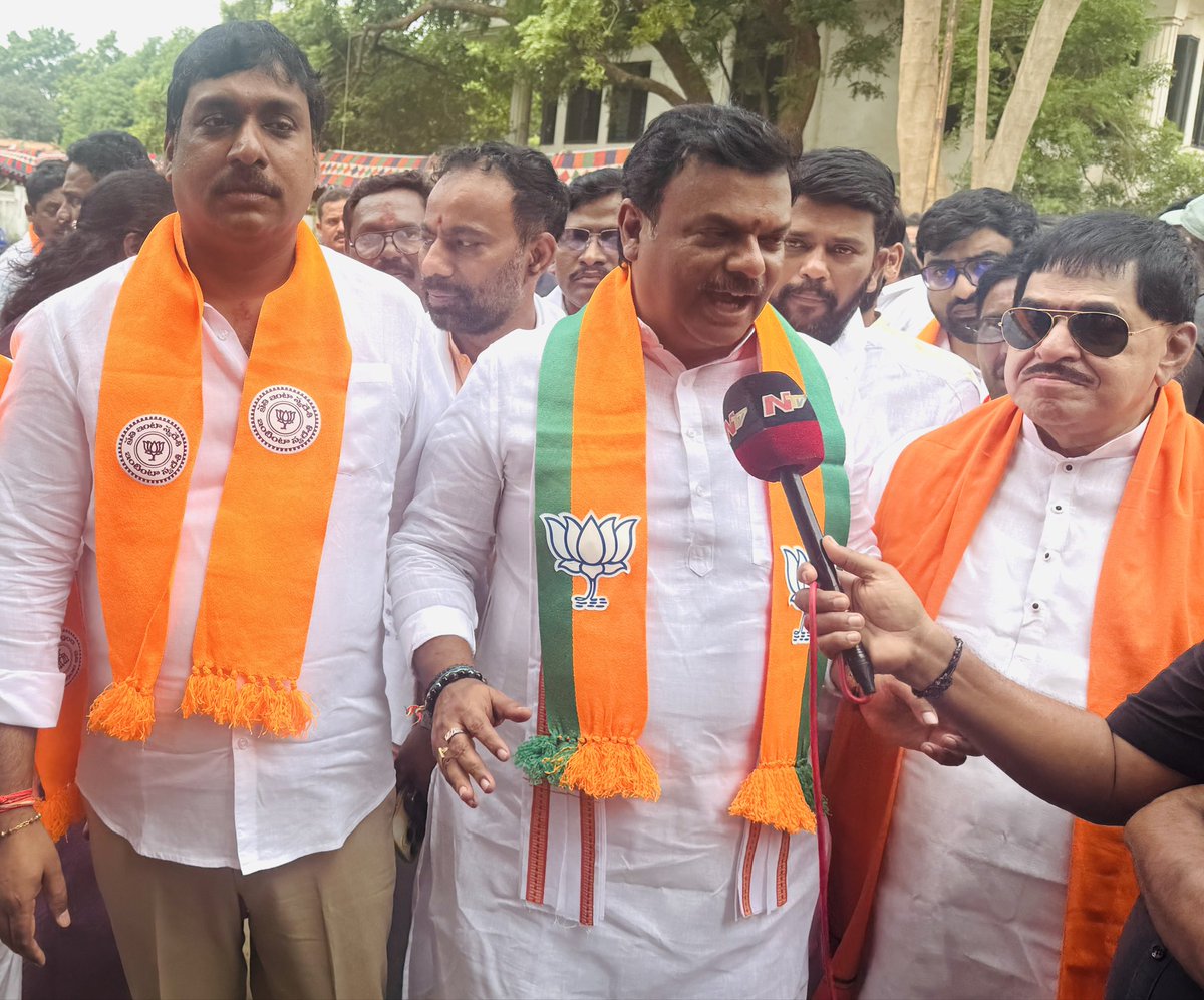 NallaPavan_BJP's tweet photo. ఆంధ్రప్రదేశ్ అభివృద్ధికి జీవనాడి గా నిలిచే పోలవరం ప్రాజెక్ట్ త్వరితగతిన పూర్తి కావాలనే ఆకాంక్షతో  రాజమహేంద్రవరం నుంచి పోలవరం వరకు బీజేపీ రాష్ట్ర అధ్యక్షులు పీవీఎన్ మాధవ్ గారి ఆధ్వర్యంలో పనులు పరిశీలించడానికి వెళ్లిన భారీ ర్యాలీలో పాల్గొని, పనుల పురోగతిని పరిశీలించిన సందర్భంలో https://t.co/6TyoqgXRwu