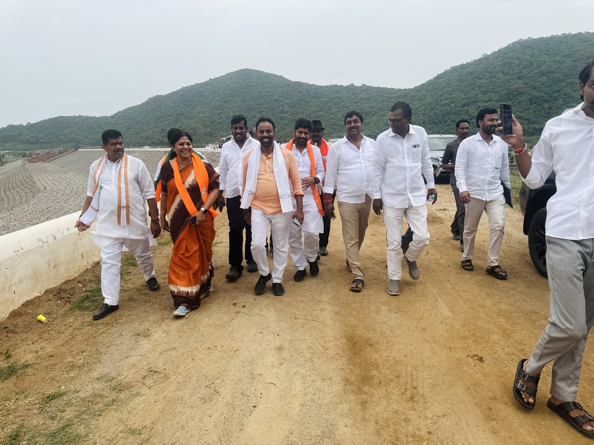 NallaPavan_BJP's tweet photo. ఆంధ్రప్రదేశ్ అభివృద్ధికి జీవనాడి గా నిలిచే పోలవరం ప్రాజెక్ట్ త్వరితగతిన పూర్తి కావాలనే ఆకాంక్షతో  రాజమహేంద్రవరం నుంచి పోలవరం వరకు బీజేపీ రాష్ట్ర అధ్యక్షులు పీవీఎన్ మాధవ్ గారి ఆధ్వర్యంలో పనులు పరిశీలించడానికి వెళ్లిన భారీ ర్యాలీలో పాల్గొని, పనుల పురోగతిని పరిశీలించిన సందర్భంలో https://t.co/6TyoqgXRwu