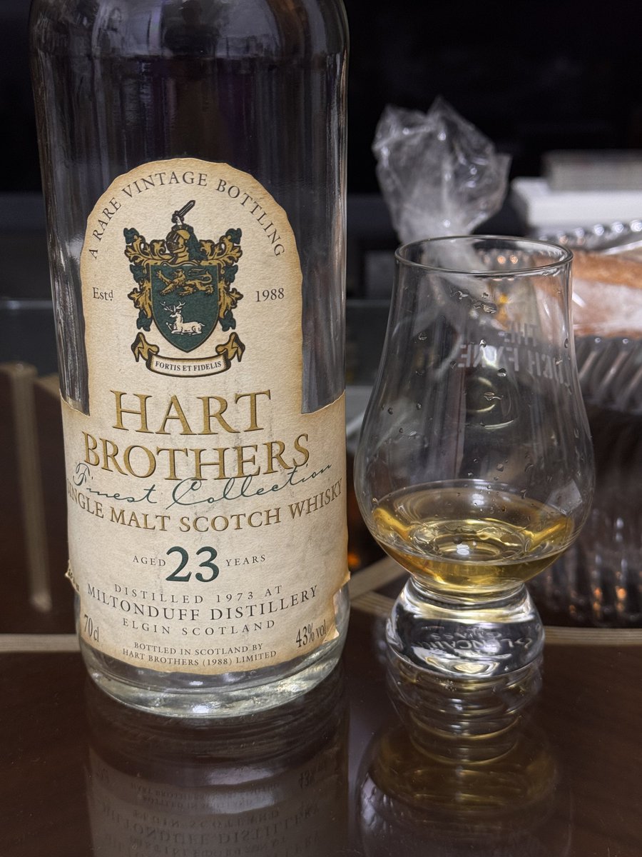 DrinkersLounge's tweet photo. #MILTONDUFF 1973, 23Y. 43% HB
経年変化を伴う古典的な長熟オールドスペイサイドの味わい。トップノートは果実を思わせる華やかさの替わりに麦芽の熟成感とナッツ類で、遅れてアップルパイ、アプリコット、熟れた洋梨が控えめに現れる。余韻はややドライ。
★★★
#ドリンカーズラウンジ https://t.co/fAyxQogUGA