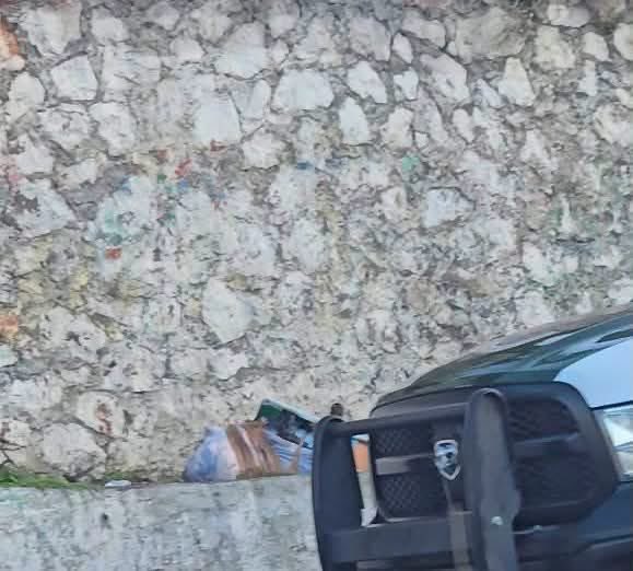 NoticiaArdiente's tweet photo. 🚨💀 DEJAN A MUJER EMBOLSADA EN TEMIXCO 

Esta mañana se reportó el hallazgo del cuerpo de una mujer embolsada y junto a un narcomensaje en el puente Panocheras, sobre la carretera Cuernavaca–Taxco, municipio de Temixco 🚨 https://t.co/lE4zNnBzYr