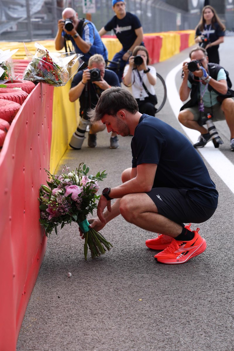 TearOffFR's tweet photo. Une nouvelle fois, à l’approche du Grand Prix de Belgique, Pierre Gasly et une partie du Paddock sont venus rendre hommage à Anthoine Hubert, tragiquement décédé sur le circuit de Spa-Francorchamps en 2019 🕊️

On n’oublie pas Anthoine 💜

#F1 #AH19 https://t.co/FqmAYU9XjC