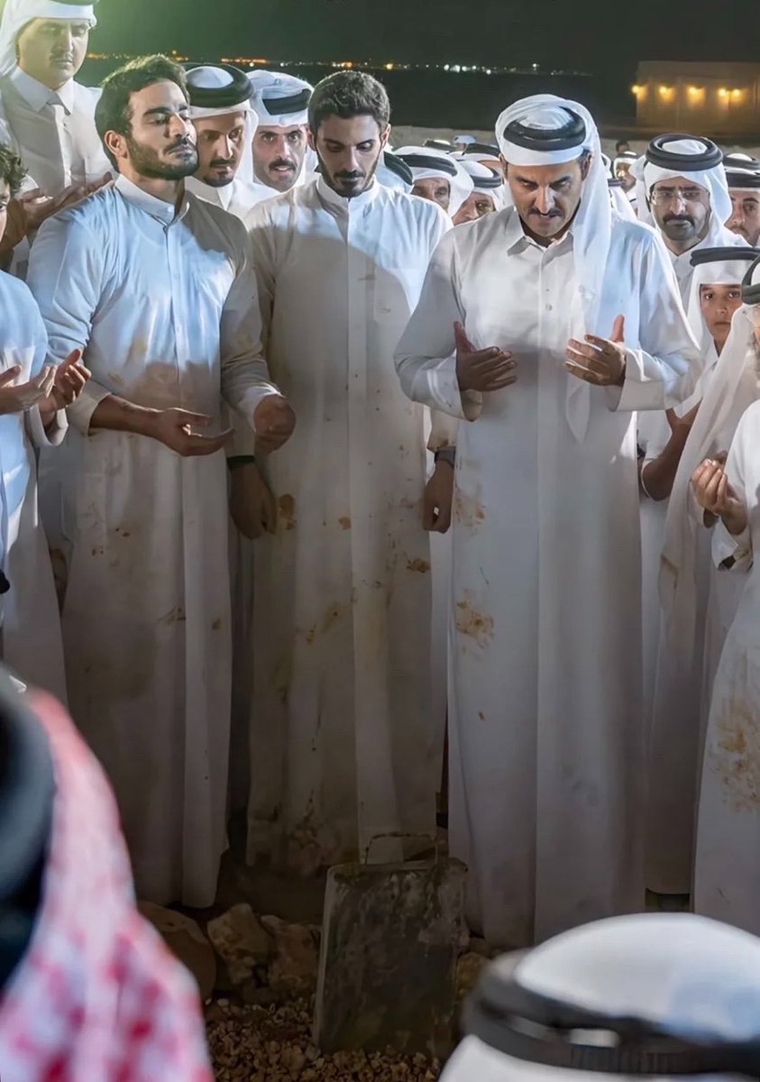 jassimsalman's tweet photo. المستحيل .. حمد 

من ذا الذي يبلغ الأمجاد غيركمُ 
                        أهل العلا .. ما بلغنا فيكم الأمدا
كأنك الغيث أرخى خيره دِيَمًا 
                          وأنت تعطي إلى فوقٍ بما وُجِدا 
مثل المصائب لا تأتي سوى جللٍ 
                           تجلجل الناس والتاريخ والبلدا 
أعطيت يا عجبي لا تبغي به بدلًا 
                             عطاؤك الفذ ما أحصوا له عددا 
كأنك الريح هبًت وهي واقفةٌ 
                               كأنك الموت لا يثنيك من وُلدا 
يا دعوة الأمهات الصادقات لنا
                              يا نعمةً حمدها مستوجبٌ أبدا 
قد قمت للصعب صار المستحيل بلى 
                           المستحيل هنا .. كان اسمه حمدا

كلماتي