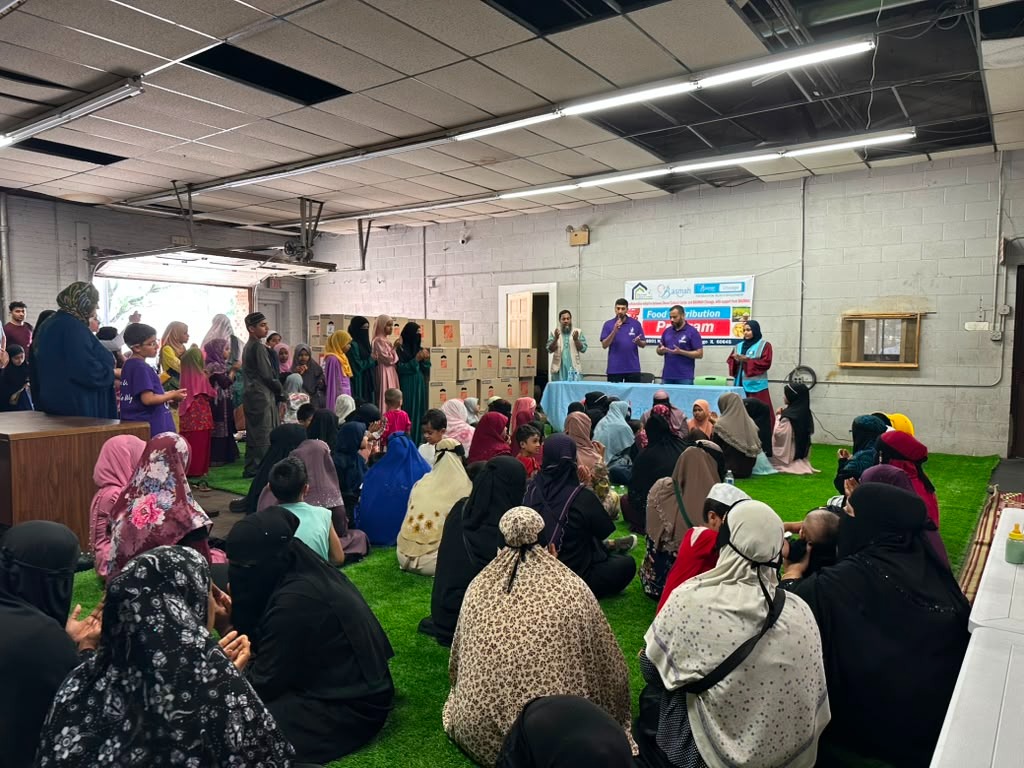 dccchicago's tweet photo. Alhamdulillah! We welcomed Imam Hasan Ali of Qiam Institute and @BasmahEmpowers CEO Meer Hossain during a food distribution for Rohingya refugee families and neighbors in need.

Jazakum Allahu Khayran to Qiam Institute for sponsoring this initiative. May Allah ﷻ accept it. https://t.co/hcn7n9ZFb8