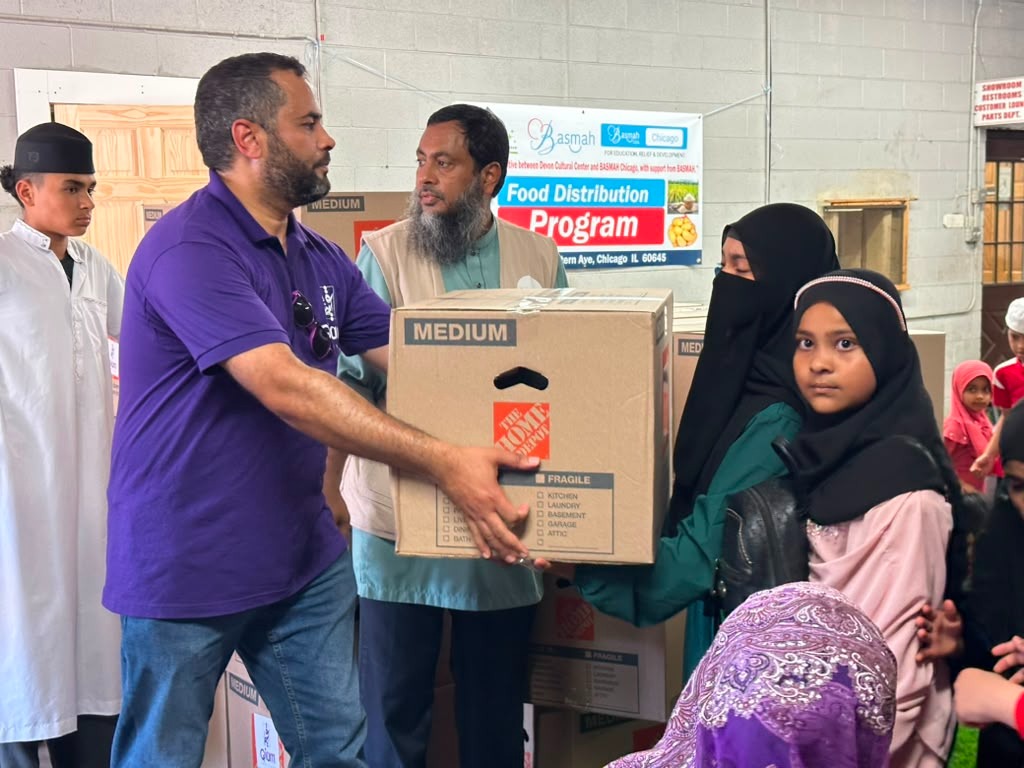 dccchicago's tweet photo. Alhamdulillah! We welcomed Imam Hasan Ali of Qiam Institute and @BasmahEmpowers CEO Meer Hossain during a food distribution for Rohingya refugee families and neighbors in need.

Jazakum Allahu Khayran to Qiam Institute for sponsoring this initiative. May Allah ﷻ accept it. https://t.co/hcn7n9ZFb8