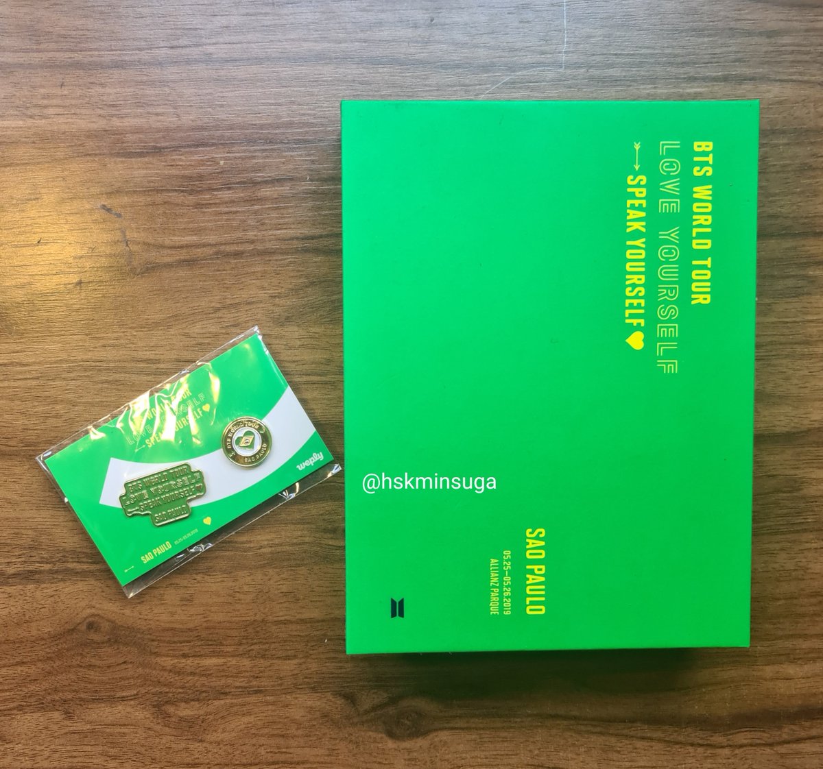hskminsuga's tweet photo. [VENDO/VENDA] BTS

Vendo dvd BTS love yourself speak yourself tour sao paulo! 
- pin 
- bookmark do jin
- poster
- dvd nunca rodado 
- photobook
Album inteiro em muito bom estado, sem marcas ou arranhões. 
R$550 + frete 
@BtstradeBR @BtsVendas @trocaevendabts https://t.co/6AukfwyHSv
