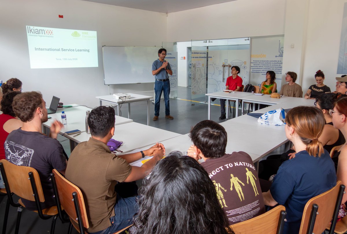 u_ikiam's tweet photo. 🌍🍫 Ikiam conecta la sostenibilidad mediante el Programa Internacional de Servicio de Aprendizaje con Alemania

Estudiantes y docentes de la Universidad Regional Amazónica Ikiam y la Universidad de Eberswalde (Alemania) participan en el Curso Internacional de Service Learning, una experiencia que une la academia, la interculturalidad y el aprendizaje en territorio.

Gracias a la gestión del vicerrector académico Roldán Torrez Gutiérrez, y guiados por los docentes Pedro Cango, Lorena Rodríguez y María Gabriela Zurita Benavides, durante esta semana de inmersión, los participantes recorrieron la cadena de valor del cacao amazónico, desde la chakra hasta su proyección internacional, mediante actividades académicas en Ikiam y visitas a la Asociación Kallari y la Asociación Inti.

🤝 Este intercambio fortalece la internacionalización de Ikiam, impulsa redes de colaboración entre Ecuador y Alemania y enriquece la formación de estudiantes y docentes mediante el aprendizaje conjunto y el diálogo entre culturas.

#Ikiam #Internacionalización #ServiceLearning #CacaoAmazónico #EducaciónSuperior #Amazonía #Alemania #CooperaciónInternacional