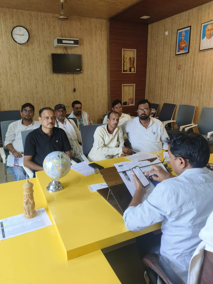 TrDDPatel's tweet photo. खंड शिक्षा अधिकारी श्रीमान अरुण कुमार वर्मा जी से शिक्षक समस्याओं पर चर्चा। https://t.co/ssSZjnPQAn