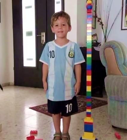 visiteur_7's tweet photo. Après la magnifique victoire des argentins de Messi, je me permets un petit hommage pour Daniel Tregerman, 4 ans, tué le 22 août 2014 à Nahal Oz par une roquette du hamas.
Il aura fallu le 7/10 pour éliminer ces barbares
Que sa mémoire soit bénie
Que D. et Tsahal vengent son sang https://t.co/DgRbuaJCvB