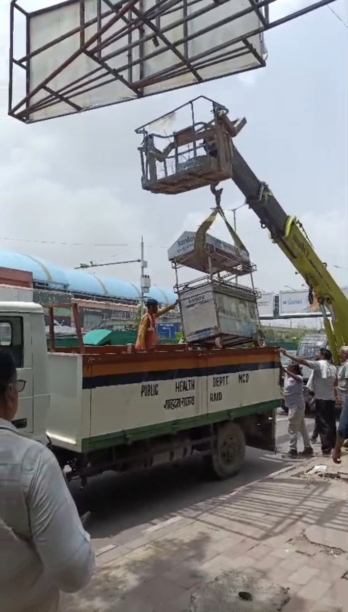DcpTraffic8's tweet photo. 🚔 Encroachment-free roads, safer journeys!
A joint drive by Delhi Traffic Police, MCD, NHAI &amp; DMRC cleared illegal encroachments on Dehradun Expressway, restoring smooth traffic flow and enhancing road safety. #DelhiTrafficPolice #RoadSafety https://t.co/R2kXpc3p6R