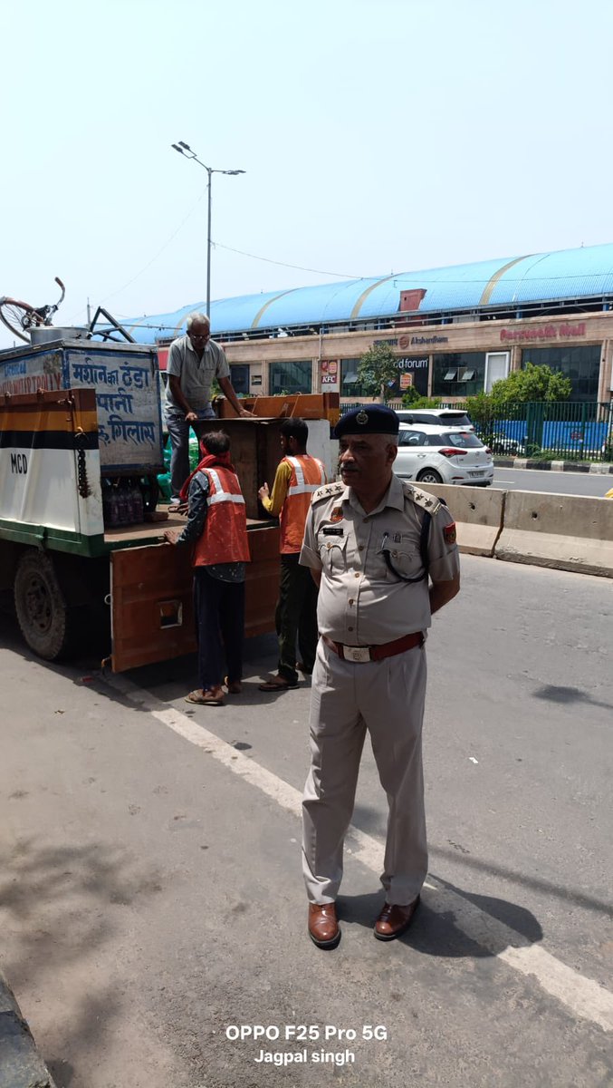 DcpTraffic8's tweet photo. 🚔 Encroachment-free roads, safer journeys!
A joint drive by Delhi Traffic Police, MCD, NHAI &amp; DMRC cleared illegal encroachments on Dehradun Expressway, restoring smooth traffic flow and enhancing road safety. #DelhiTrafficPolice #RoadSafety https://t.co/R2kXpc3p6R