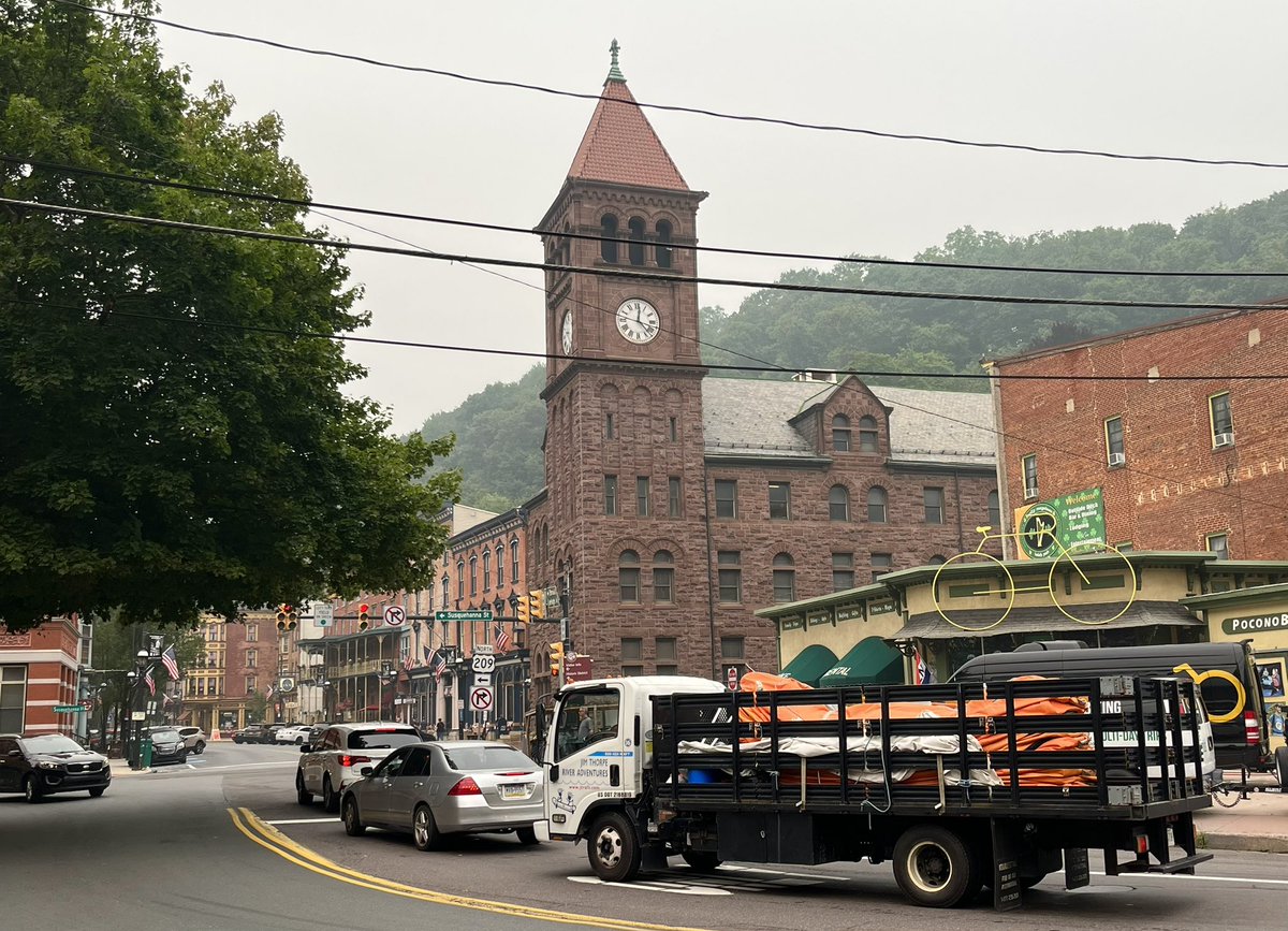 RyanScheidt13's tweet photo. The tourists are still out and about in Jim Thorpe despite the bad air quality from the Canadian wildfires. @BRCNews13 #BRCNews13 #JimThorpe #WildfireSmoke https://t.co/R7Yop8xvg6