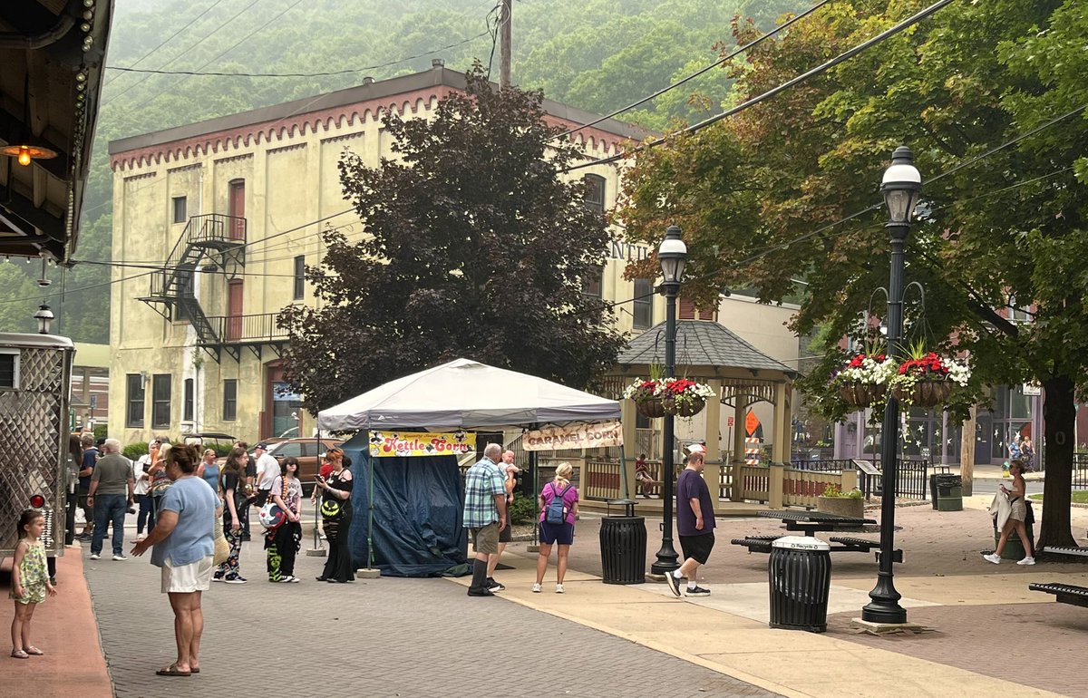 RyanScheidt13's tweet photo. The tourists are still out and about in Jim Thorpe despite the bad air quality from the Canadian wildfires. @BRCNews13 #BRCNews13 #JimThorpe #WildfireSmoke https://t.co/R7Yop8xvg6