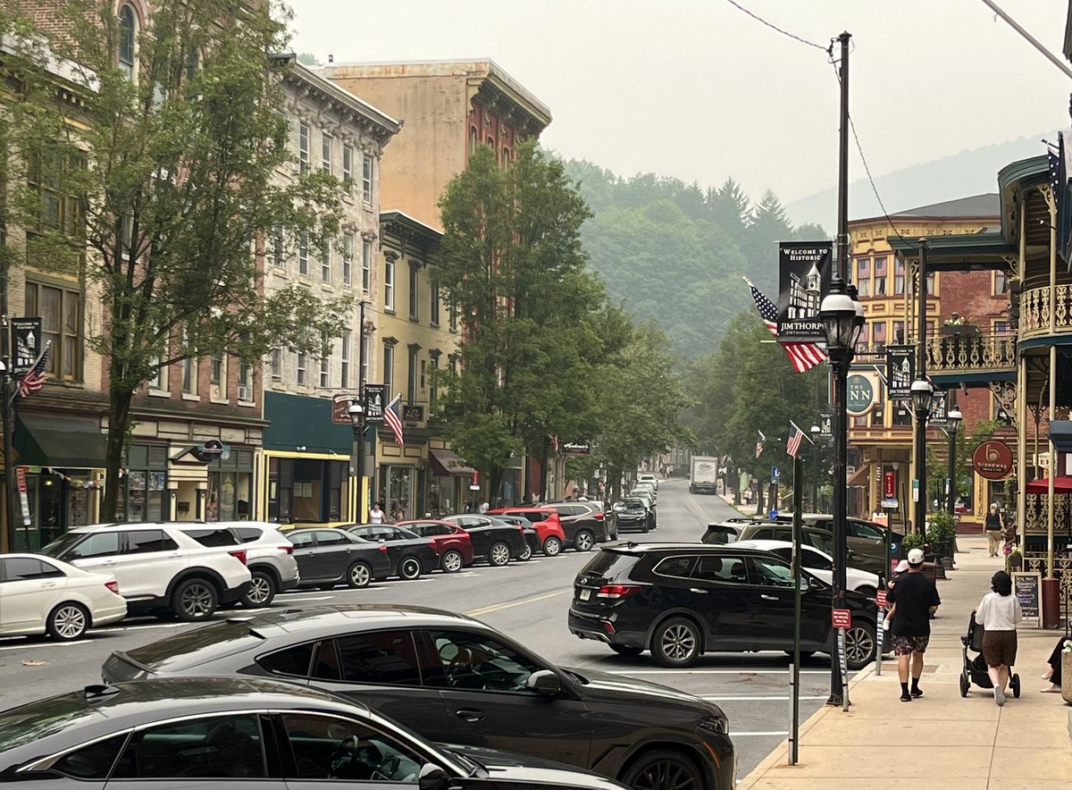 RyanScheidt13's tweet photo. The tourists are still out and about in Jim Thorpe despite the bad air quality from the Canadian wildfires. @BRCNews13 #BRCNews13 #JimThorpe #WildfireSmoke https://t.co/R7Yop8xvg6