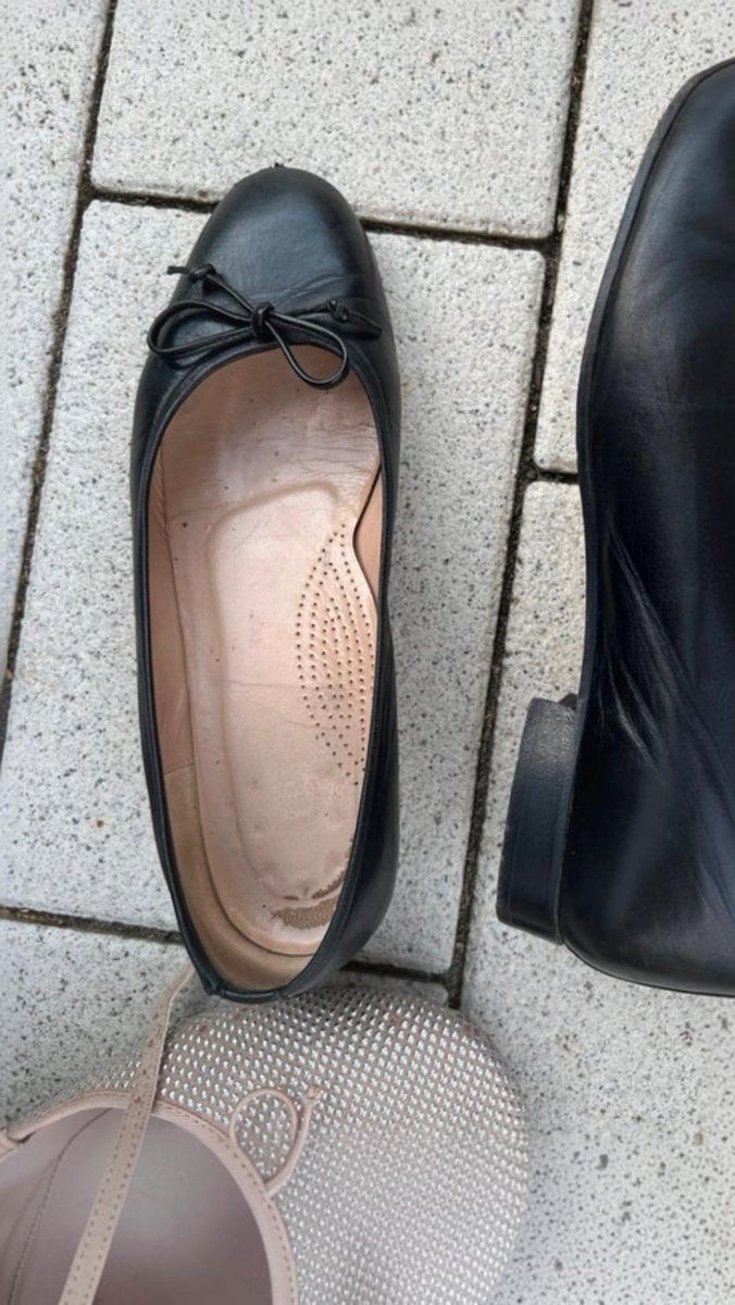Maria_klsn's tweet photo. Heute morgen vs 8 Stunden später.
Erbärmlich dass du wegen Schuhen schwach wirst😂

#Zahlsklave #Geldsklave #Femdom #Findom #Herrin #Geldherrin #Sockenfetisch #Fußfetisch #Schuhfetisch #Loser #Sklave #Socks https://t.co/dVyLfguBKI