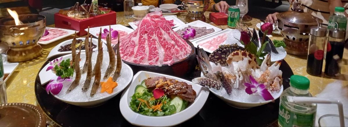 joyfulsjc's tweet photo. Feasting tonight as the whole month birthday celebrations begin! 🎂 This stunning Chinese Restaurant is straight out of a dream, red lanterns, grand architecture, and an absolute SEAFOOD HEAVEN! Fresh lobster, shrimp and crab on ice, premium mushrooms, cordyceps herbal soup, nourishing the body and soul! 🍤🦞🍄🥢 Grateful for these beautiful moments. 运气福 ❤️🧧#FoodieLife #ChineseCuisine #GratefulHeart