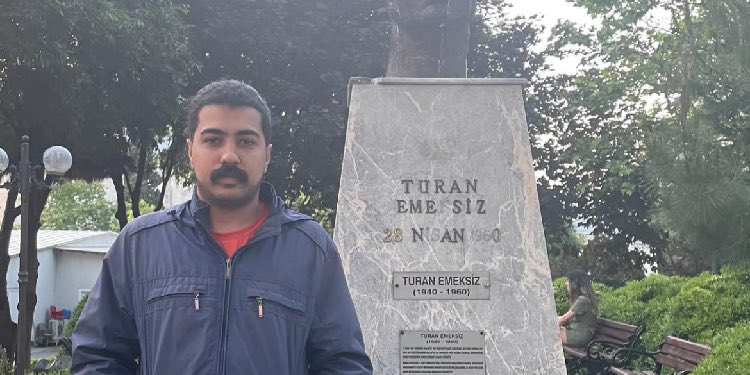 YHaber_1's tweet photo. 🔴 Berkin Elvan anısına düzenlenen yemeğe katıldığı gerekçesiyle tutuklanan İstanbul Üniversitesi öğrencisi Taceddin Erol Şahin, Silivri 6 No'lu Hapishanesi'ndeki tecrit uygulamalarına karşı başladığı açlık grevinde 76. günü geride bıraktı.

Şahin, geçtiğimiz günlerde kaleme aldığı mektubunda hapishanede maruz kaldığı hak ihlallerini aktararak dayanışma çağrısında bulunmuştu.

Tüm gençlerin parasız, bilimsel ve demokratik eğitim hakkına ulaşabilmesi için mücadele ettiğini belirten Şahin, “Biz onurumuzu korumak için bu yola çıktık. Haklarımızı alana kadar yürüyeceğiz.” demişti