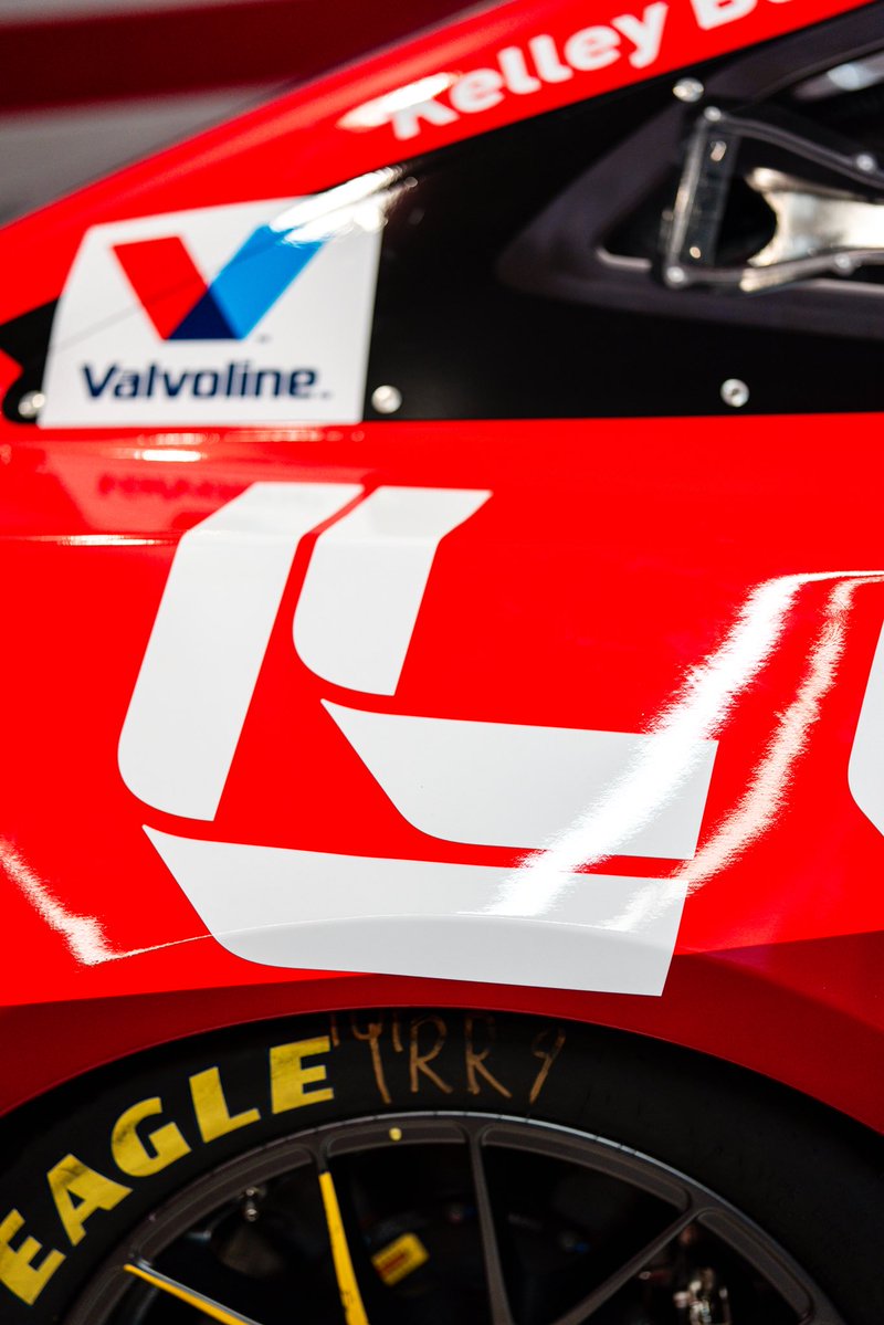 TeamHendrick's tweet photo. Putting on our Sunday 🔴 https://t.co/q4JMpaly75