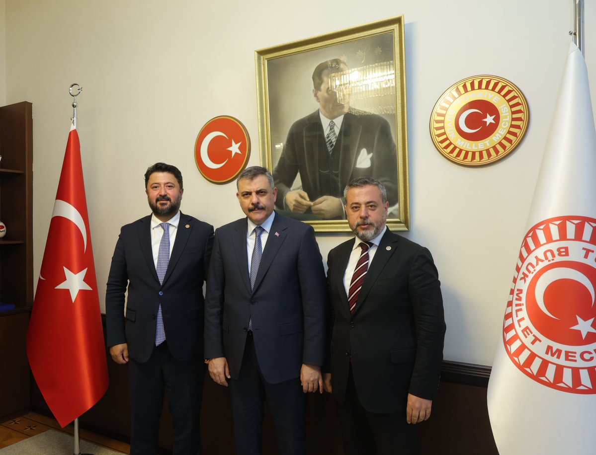MvSuleymanOzgun's tweet photo. 📍TBMM

Milletvekilimiz @EmreCaliskan_50 ile birlikte, İçişleri Bakanımız Sayın @mustafaciftcitr ’yi ziyaret ettik.

Ziyaretimizde; Nevşehir’imizin güvenlik, kamu hizmetleri, yerel yönetimler ve vatandaşlarımızın beklentilerine yönelik yürütülen çalışmalar ile ilimizin öncelikli ihtiyaçlarını kapsamlı şekilde değerlendirme fırsatı bulduk.

İlimize gösterdikleri yakın ilgi ve destekleri dolayısıyla Sayın Bakanımıza teşekkür ediyor, çalışmalarında muvaffakiyetler diliyorum.
