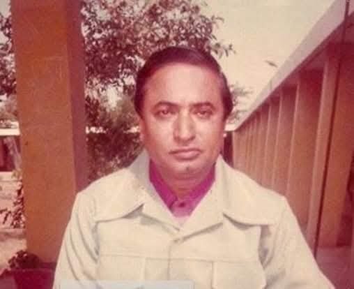 _Qasim_Kehar's tweet photo. "سنڌ جي هڪ Genius جو يادگيرو" 

سنڌي ادب ۽ تحقيق جا ڪجھ اهڙا املھ ماڻڪ جن کي افسوس سان حاضر دور جي نام نهاد اسڪالرن ۽ ادارن طرفان شعوري طور وساريو ويو آهي، ڇوتہ انهن شخصن جو ڪم ايڏو ته وڏو ۽ غيرمعمولي آهي جو اڄوڪا لٻاڙي انهن جي اڳيان تڇ نظر اچن ٿا. انهن بي بها شخصيتن ۾ ڊاڪٽر الهداد ٻوهيو جو نالو سرفهرست آهي.
ڊاڪٽر صاحب جو اڄ 16 جولاءِ تي اسان کان جسماني طور تي ھميشہ لئہ وڇڙي وڃڻ جو ڏينهن آهي. سنڌي ادب اندر تخليق، تنقيد ۽ تحقيق جي ميدان جو هي شخص ايڏو وڏو شهسوار آهي، جنهن جي مقام جو ڪاٿو شايد اسان جهڙي ننڍڙي پهچ رکندڙ معاشرو نه ڪري سگهيو آهي. هي اُهو شخص آهي جنهن سنڌي ٻوليءَ جو سماج اندر ڪهڙو ڪارج آهي؟ ۽ ٻولي ڪنهن به قوم لاءِ ڪهڙي ۽ ڪيتري اهميت رکي ٿي؟ جهڙن پيچيده سوالن جا جواب ڳولهيا ۽ پنهنجي ڊاڪٽريٽ جي ٿيسز جو عنوان ئي "سنڌي ٻوليءَ جو سماجي ڪارج" رکيو ۽ نور نچوئي هڪ زخيم ڪتاب جي صورت ۾ اسان کي جواب ڳولهي ڏنا ته سنڌي ٻوليءَ جو سماج اندر ڪهڙو ڪارج آهي. ڊاڪٽر صاحب "تنقيدون" جهڙو ڪتاب لکي اسان کي ٻُڌايو ته تنقيد ڇا آهي ۽ اُها ڪيئن ڪرڻ گهرجي ۽ ان جا ڪيترا قسم آهن. گڏوگڏ دنيا اندر وڏن تنقيدنگارن جا ڪهڙا ڪهڙا نظريا رهيا آهن. هن نه صرف پاڻ تحقيق ڪئي پر "علم تحقيق" جهڙو ناياب ڪتاب ڏيئي اسان کي تحقيق ڪرڻ جي سڀني گُرن کان گُروئن کان واقف ڪيو. ان کان علاوه "ادب جا فڪري محرڪ" جهڙو فڪري مڪالمن تي مشتمل ڪتاب، انگريزي ۽ سنڌي ۾ منفرد ڪهاڻين جا ڪتاب ۽ ٻيا به ڪجھ انتهائي معياري ڪتاب ۽ لاتعداد مضمون سنڌي ادب ۽ ٻوليءَ کي ڏيئي شاهوڪار بڻايو. پر افسوس اِهو آهي ته اهڙي ماڻهو جي ڪم ۽ شخصيت کي اهڙو ته وساريو ويو آهي جو سندس جنم ڏينهن يا ورسيءَ تي ڪنهن اداري يا يونيورسٽيءَ طرفان سندس شخصيت ۽ ڪم کي ياد رکڻ ۽ نئين نسل تائين پهچائڻ لاءِ ڪو ڀلجي به پروگرام نٿو ڪيو وڃي. افسوس هنن پهاڙن جيڏن شخصن کي انتهائي بي حيائيءَ سان شعوري طور وساريو ويو آهي ۽ سندن ڪم کي اڀرندڙ نوجوان نسل تائين پهچائڻ کي لازمي نه سمجهيو ويو آهي. جڏهن ته نام نهاد علمي، ادبي ۽ ثقافتي ادارن طرفان لازمي سمجهيو ويو آهي ته صرف سطحي قسم جي ميلن ملاکڙن کي. اسان وٽ هن وقت هر قسم جي قحط واري دور ۾ اهڙن سنجيده ماڻهن جي ڪم کي نمايان ڪري نوجوانن کي انهن علم جي خزانن کان مڪمل طور تي واقف ڪرڻ جي اشد ضرورت آهي پر علم دشمن نام نهاد ڏاها ۽ اسڪالر اهڙن ڪمن اڳيان شعوري طور تي ديوار بڻيل آهن ۽ پنهنجي ڪم ظرف آقائن جي، جي حضوري ڪري بجيٽس ڳڙڪائڻ جي پويان آهن.

#RemembranceDrAllahdadBohyo

@Siddiquimajid @fidahjatoi02 @KingraniAziz @Halar_Jiskani @RazzaqSahito @USHeritageVault
@humsafar2706 @gypsiez
