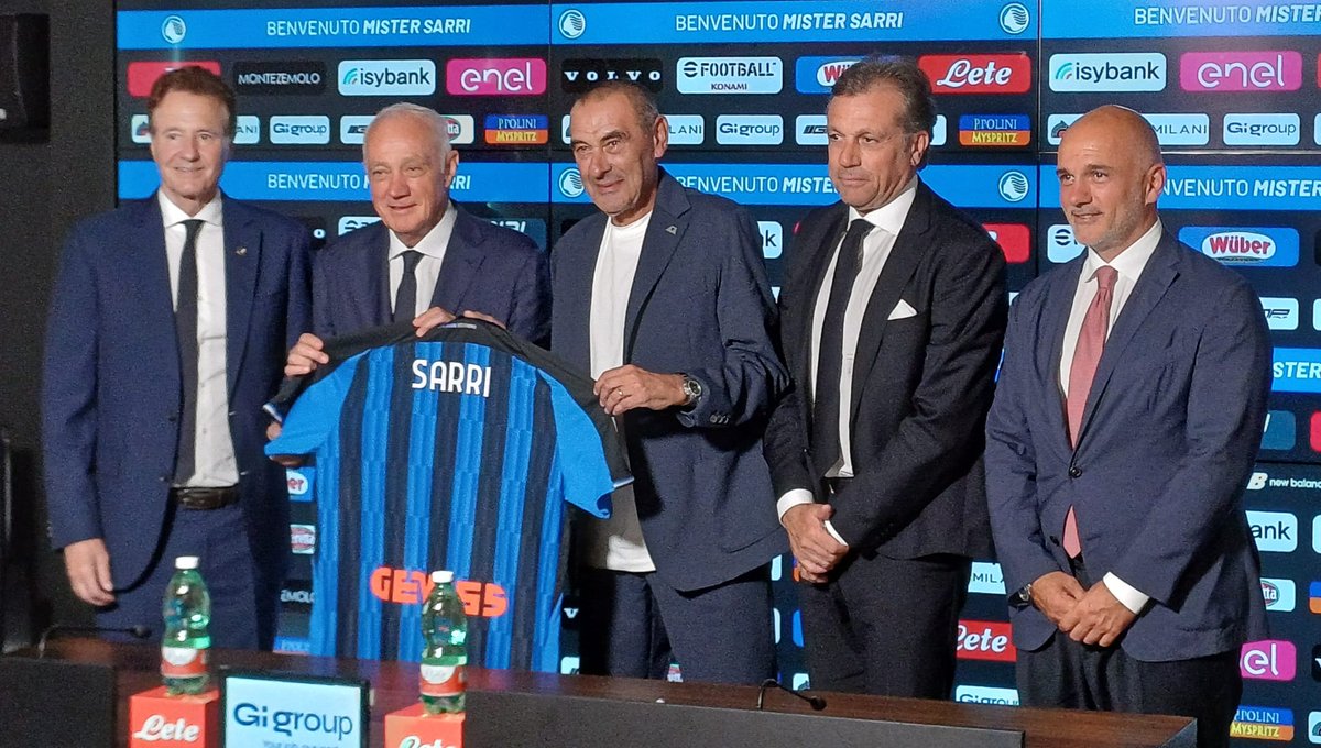 MaLoWriter's tweet photo. Maurizio #Sarri si presenta alla stampa con la solita simpatia e la schiettezza. Ha persino l'ardire di annunciare che gli piacerebbe vincere un trofeo con l'#Atalanta ma soprattutto proporre un bel calcio con la Dea. Un Maestro di calcio è tornato a Bergamo. Benvenuto Mister! https://t.co/3DJJU88WFE
