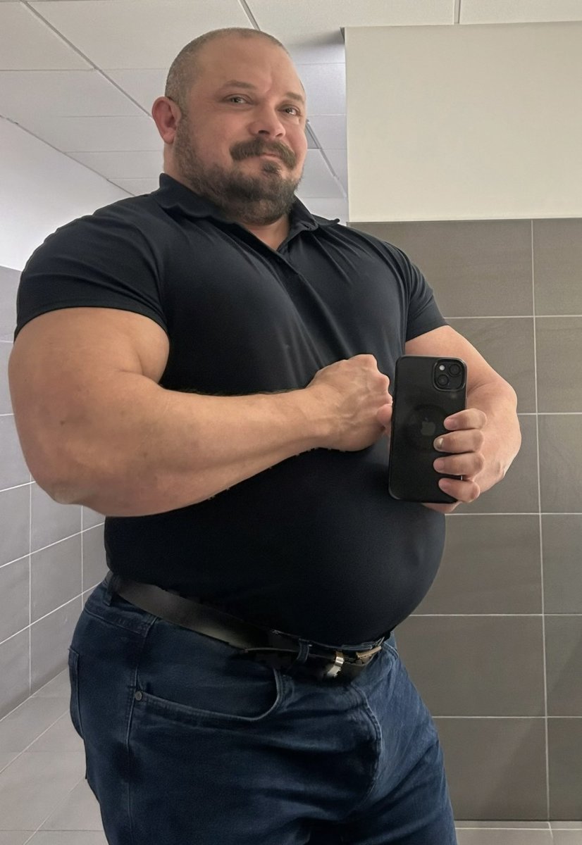 PrestonBrock's tweet photo. Channeling some beefy office himbo vibes 😏💪🏼
#thickbull https://t.co/NP4fdjMJke