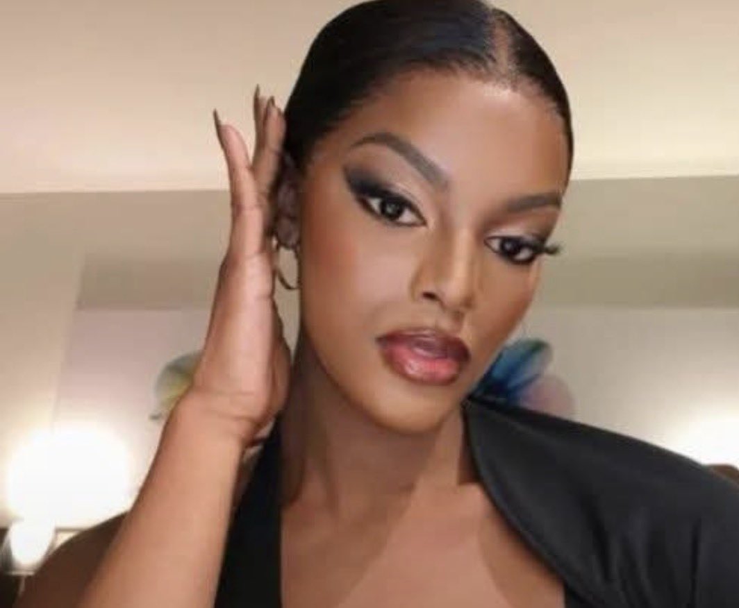 ChrisExcel102's tweet photo. This Criminal Chidimma used Nigeria and spit them like chewing gum.. they took her back in difficult times 

- She won R120K on Miss Nigeria 

- They transported her to compete for Miss Universe she was number she got R1.8 Million there

Now she left them to fight to be a South African… 😭😭