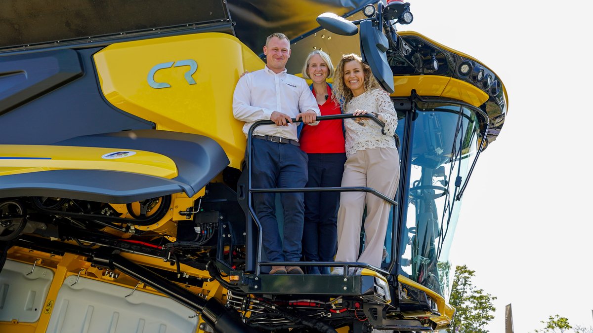 DefraGovUK's tweet photo. Great day at the @greatyorkshow meeting farmers and rural businesses from across the country.

Today we announced the £30 million Farmer Collaboration Fund, opening on 1 September, to help farmers share expertise and build more resilient businesses. https://t.co/cXxJUgpNUt
