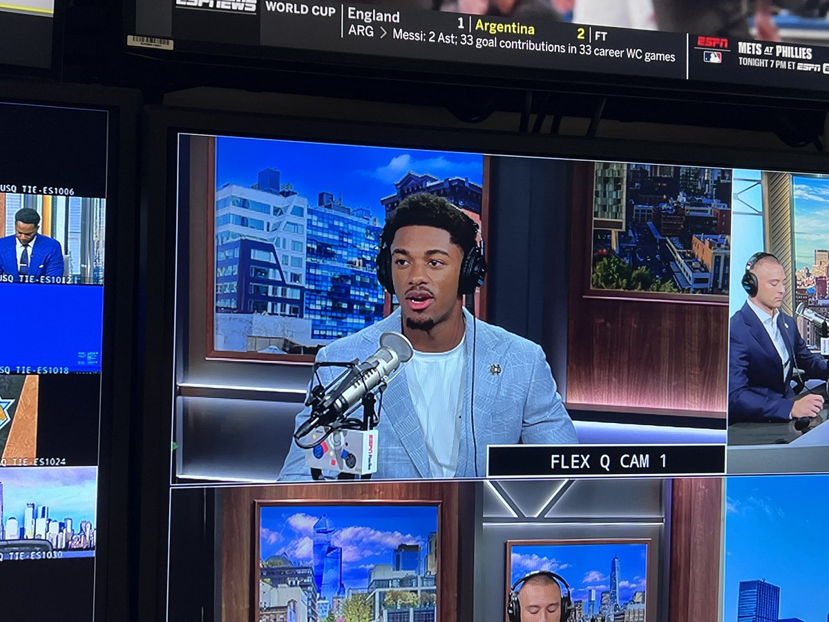 NDFootball's tweet photo. Clocking in at ESPN 🎙️🎬

#GoIrish☘️ | @ESPNCFB https://t.co/Dgrj0eYKt5