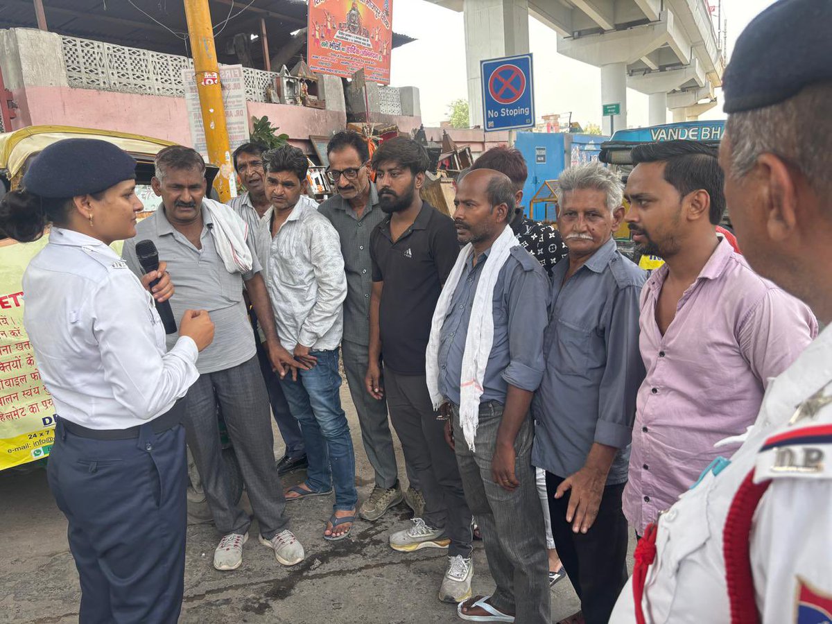 DcpTraffic8's tweet photo. 🚔 Informed road users. Safer roads.

Delhi Traffic Police conducted awareness programmes across Eastern Range, encouraging citizens to follow traffic rules and drive responsibly.

#RoadSafety #TrafficAwareness #DelhiTrafficPolice https://t.co/ogg73yZl8l