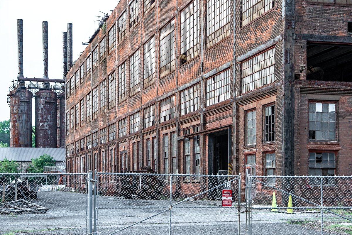 ExploresMr's tweet photo. Various buildings within the massive and defunct Bethlehem Steel complex in Bethlehem, Pennsylvania, on the Lehigh River. https://t.co/e3YKE0hXjY